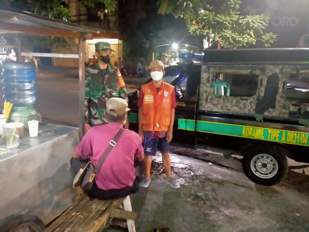 Babinsa Koramil Sukolilo saat patroli kewilayahan