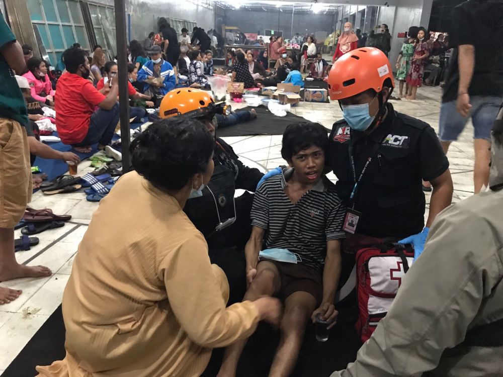 Warga sekitar yang sebagian sudah di evakuasi korban banjir bandang di Kota Malang