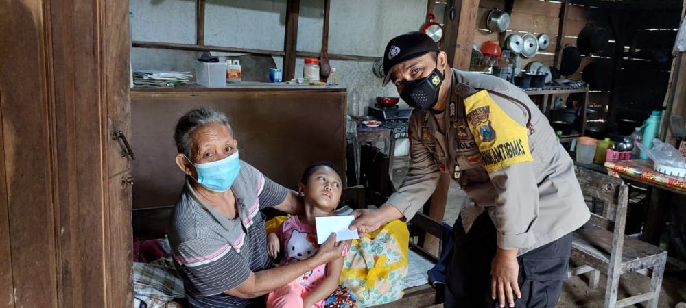 Bripka Latif Utomo saat sambangi warga binaan dan bantu mereka dari sebagian gajinya