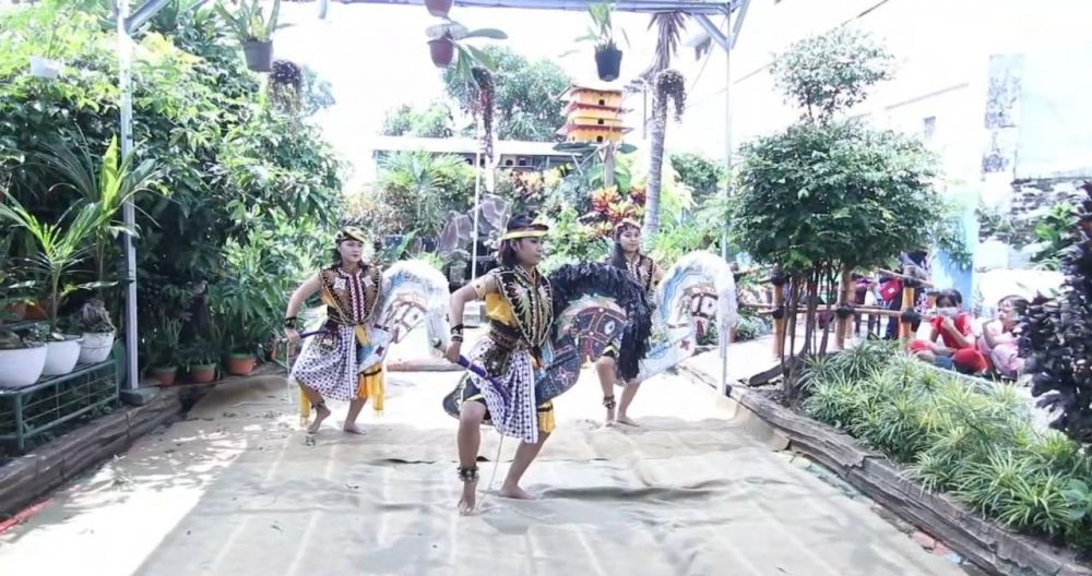 Kolaborasi jaranan dengan topeng Malang di kampung budaya Polowijen