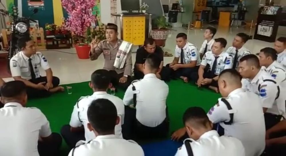 Bripka Purwanto saat mengajar sholawat para remaja