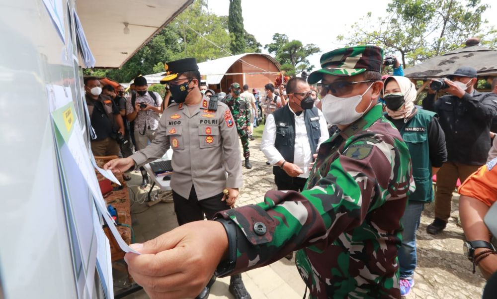 Kapolda Jatim Irjen Pol Dr Nico Afinta bersama Kasdam V Brawijaya saat cek lokasi banjir bandang