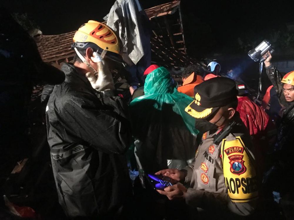 Kapolres Batu AKBP l Nyoman Yogi Hermawan tinjau langsung ke TKP banjir bandang