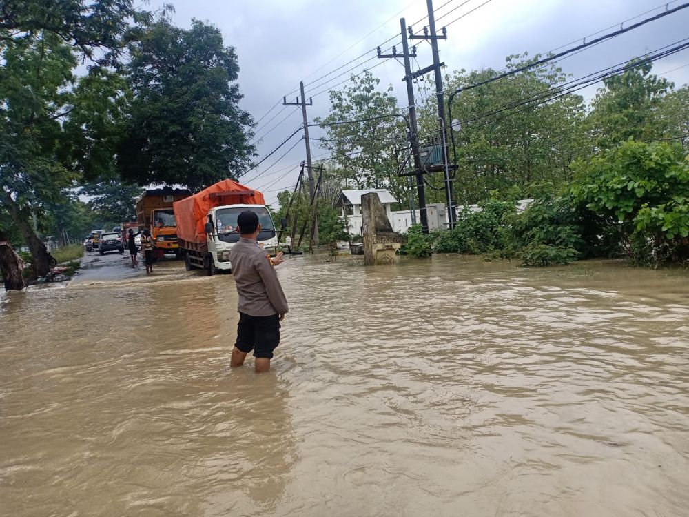 Polsek Benjeng dan Polsek Balongpanggang turun untuk membantu warga dan pantau wilayah genangan banjir