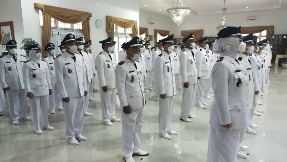 Para Kades yang sedang melaksanakan acara pelantikan Kepala Desa periode 2021-2027 di Gedung Negara Sumedang