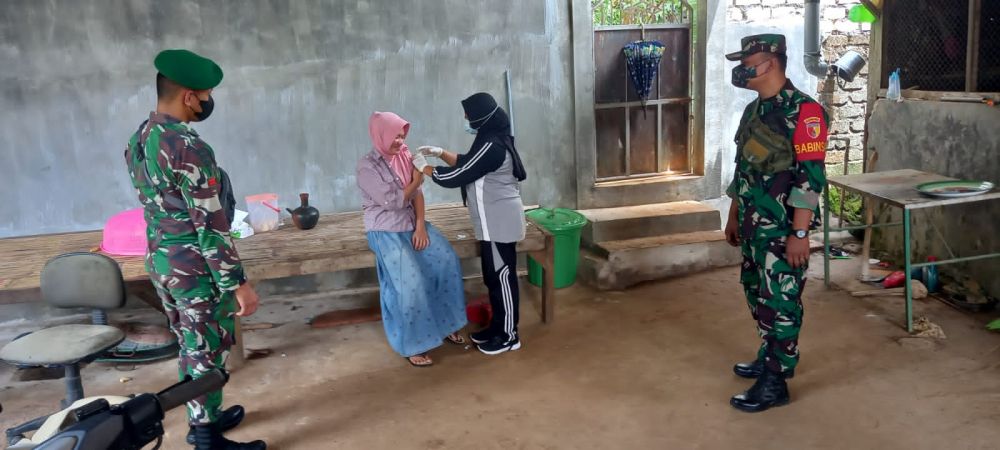 Babinsa Koramil tanah merah dampingi warga binaan saat Vaksin