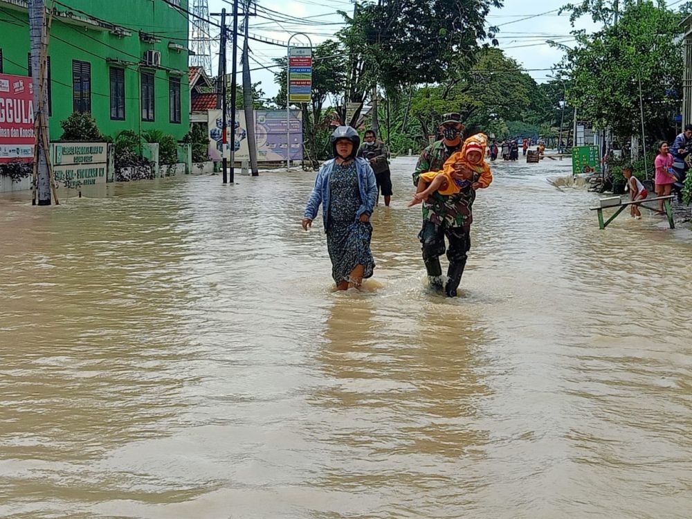 Ditengah Banjir Koramil Benjeng Bantu Ibu dan Anak
