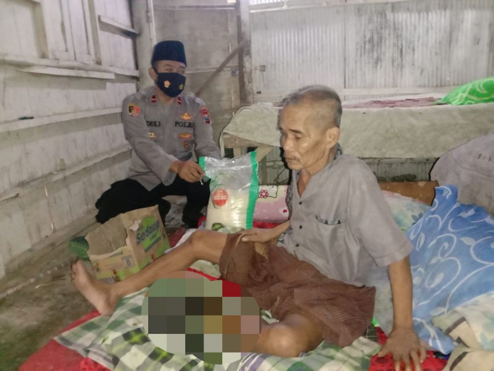 Bripka Khoirul Anam dengan sigap langsung kordinasi dengan Forkopimcam bantu warga kurang mampu