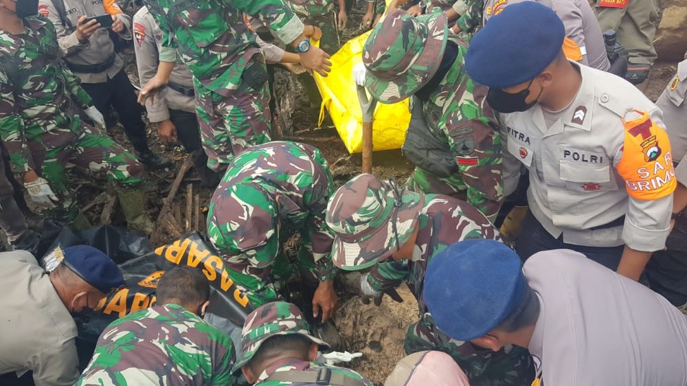 TNI-Polri terus lakukan evakuasi korban banjir bandang di Batu