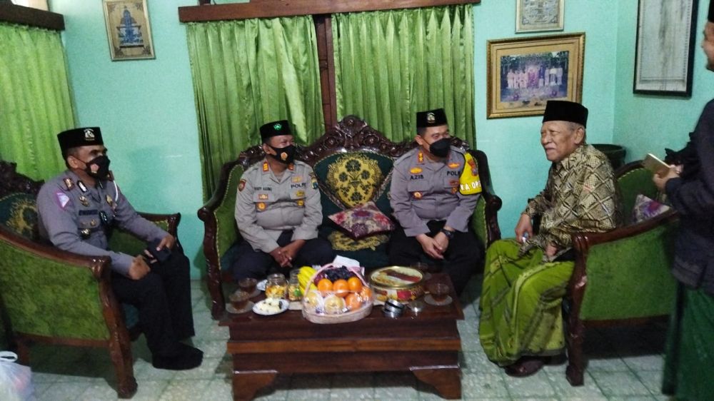 Kapolres Gresik AKBP Mochamad Nur Azis saat silaturahmi ke pemangku Ponpes