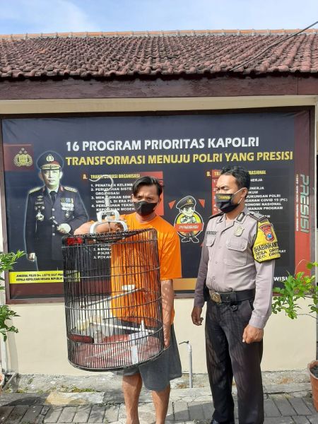 Tersangka diamankan Polisi beserta barang bukti