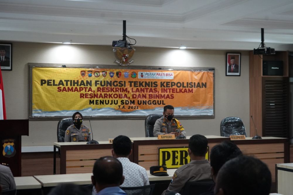 Kapolres Pelabuhan Tanjung Perak AKBP Anton Elfrino Trisanto saat memberikan pelatihan kepada anggotanya