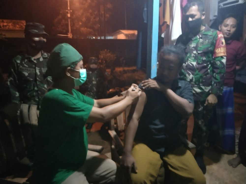 Koramil 0826/03 Proppo terus gencarkan Vaksin Door to Door