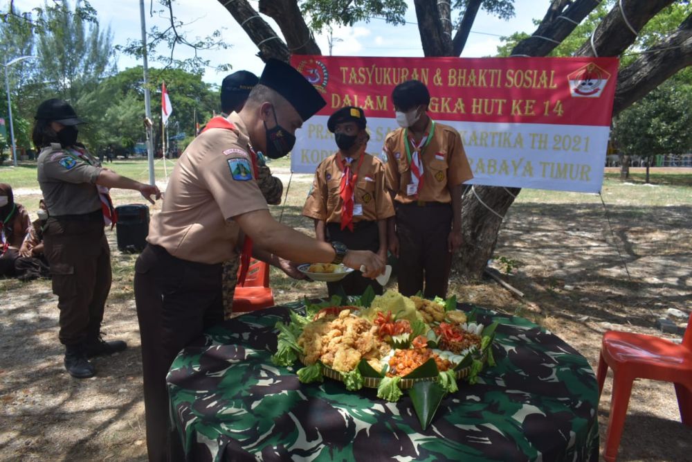 Kasdim memotong tumpeng dalam rangka tasyakuran dan Bakti Sosial