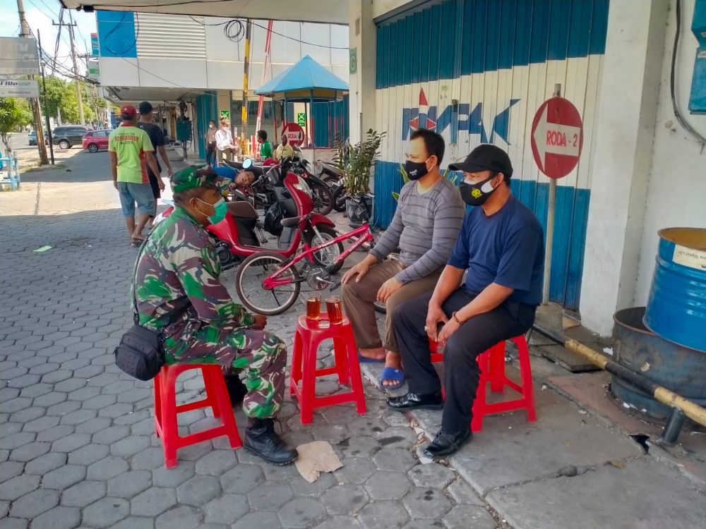 Babinsa Koramil 0831/03 Gubeng Patroli dan Komsos di Wilayah