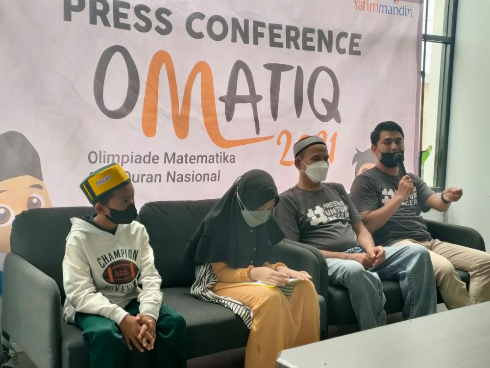 Pengurus Yatim Mandiri saat press conference di Sidoarjo