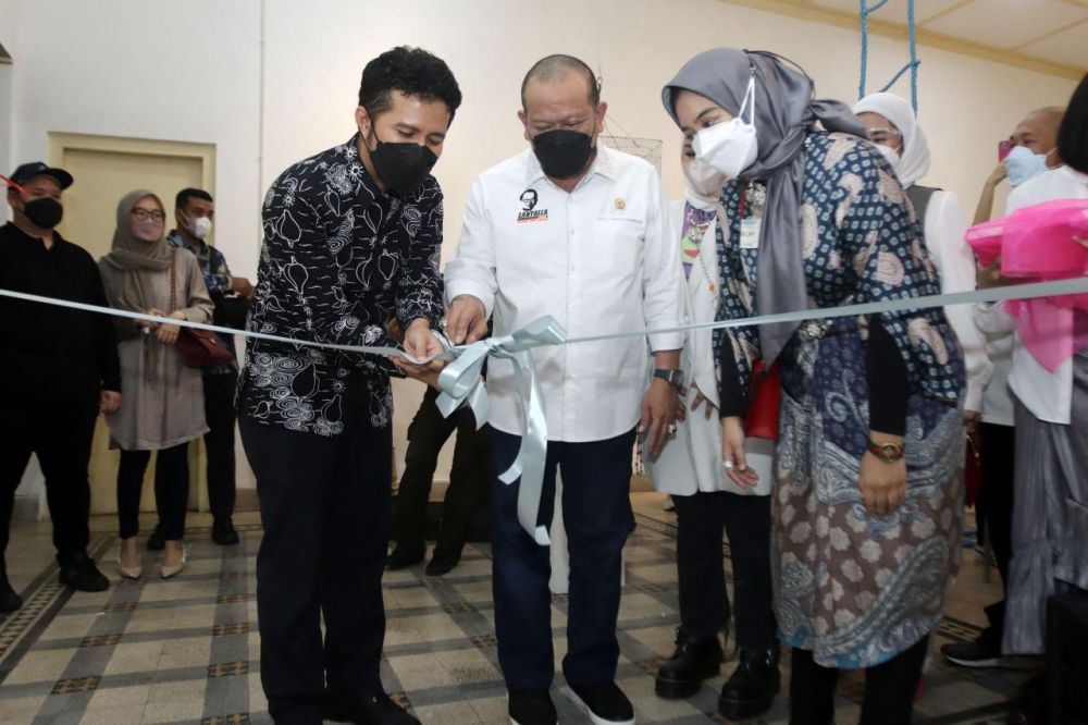 Ketua DPD RI AA LaNyalla Mahmud Mattalitti bersama Wagub Emil saat pemotongan pita