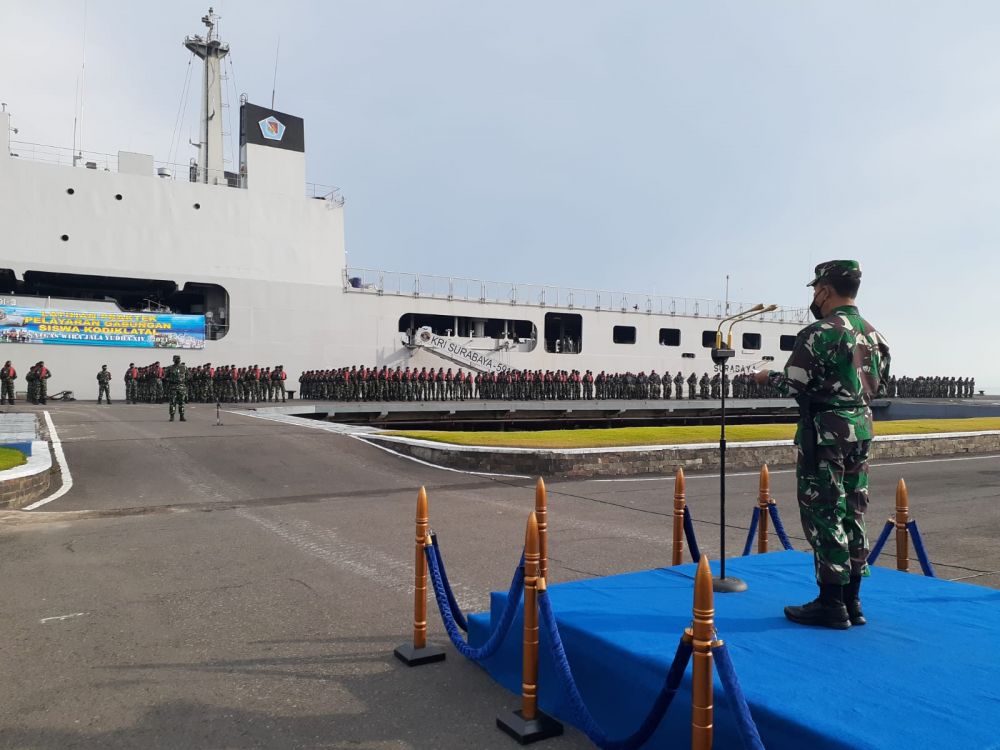 Wadan Kodiklatal Laksamana Muda TNI Agus Hariadi saat melepas Lattek layar gabungan Wira Jala Yudha