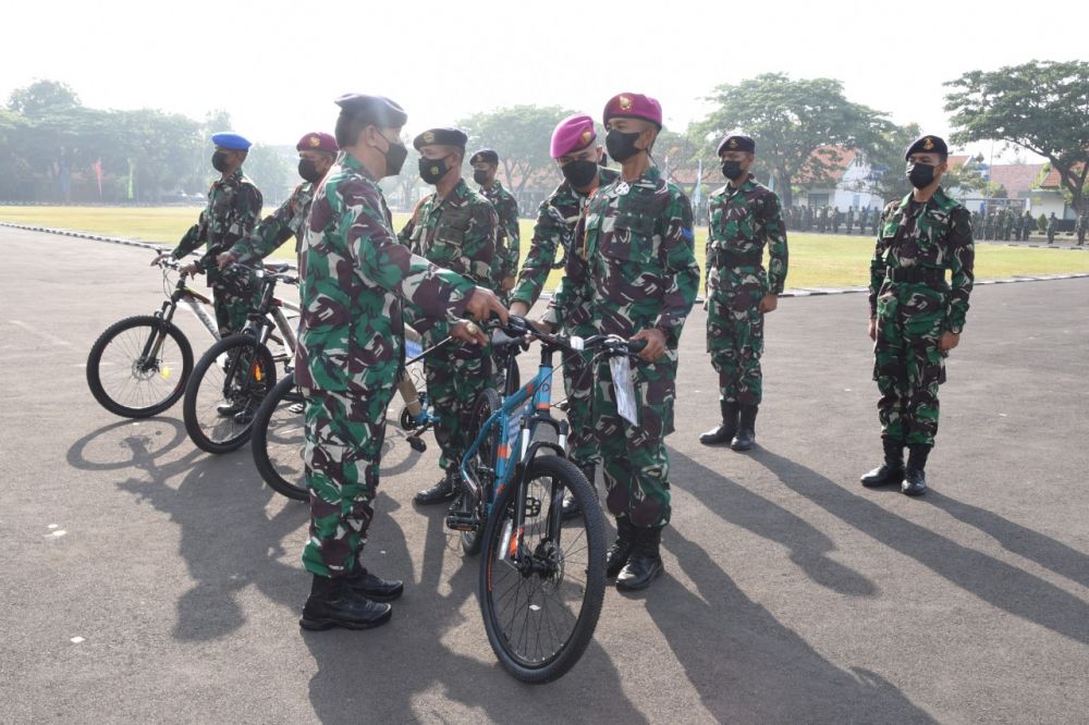 Dankodiklatal Laksamana Madya TNI Nurhidayat saat memberikan penghargaan sepeda gunung