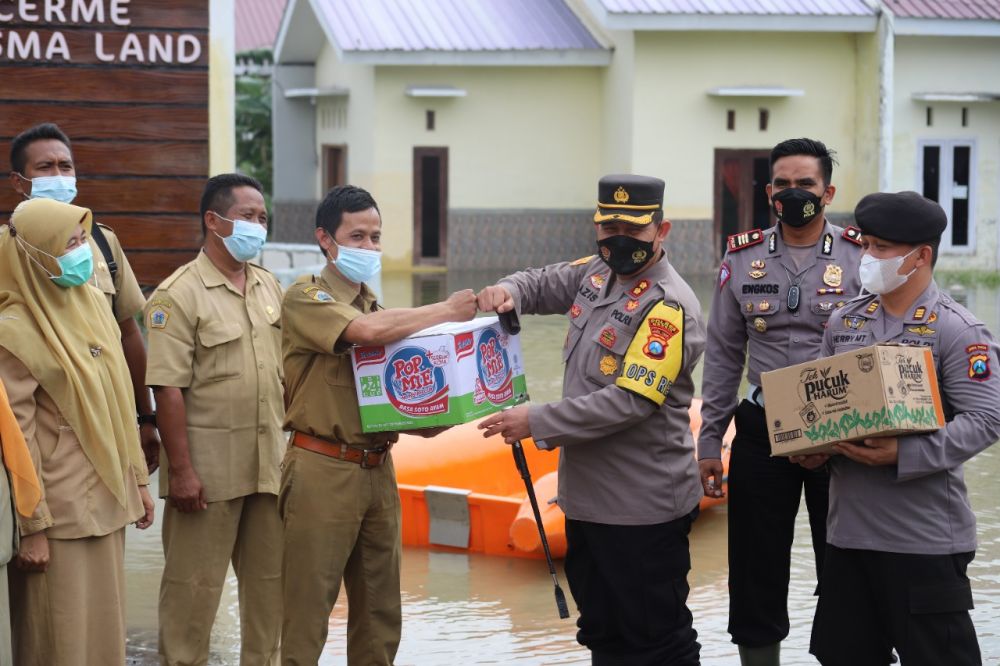 Kapolres Gresik AKBP Mochamad Nur Azis saat memberikan paket bantuan sembako