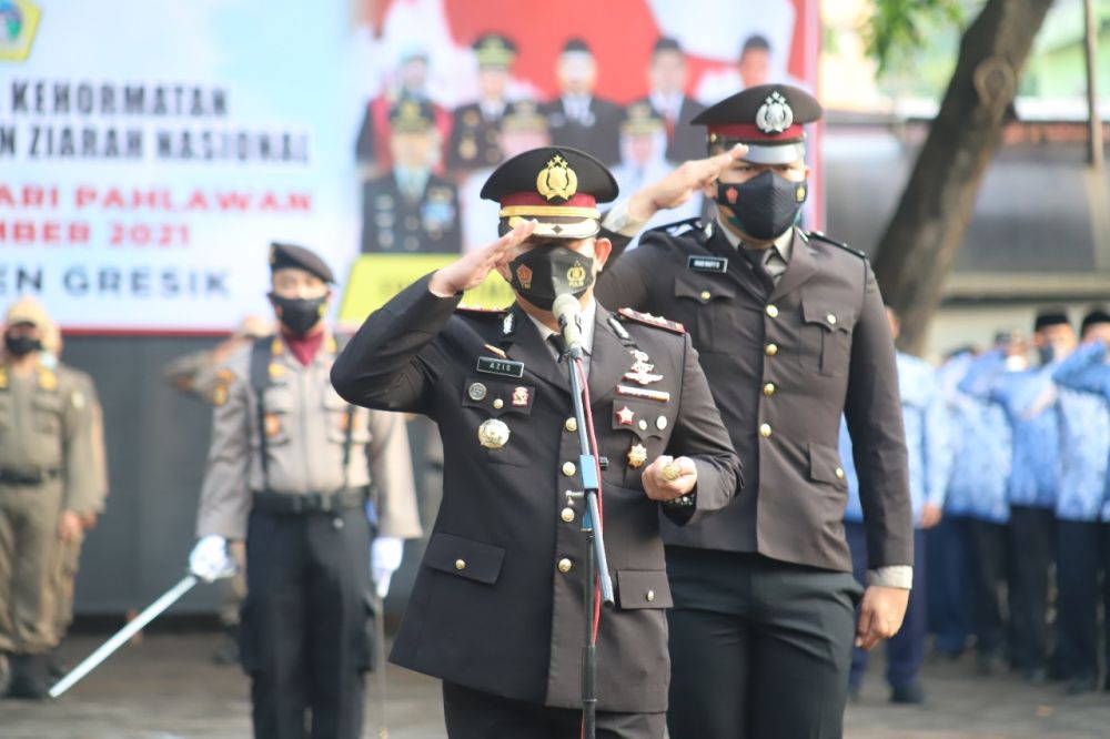 Kapolres Gresik AKBP Mochamad Nur Azis saat pimpin upacara