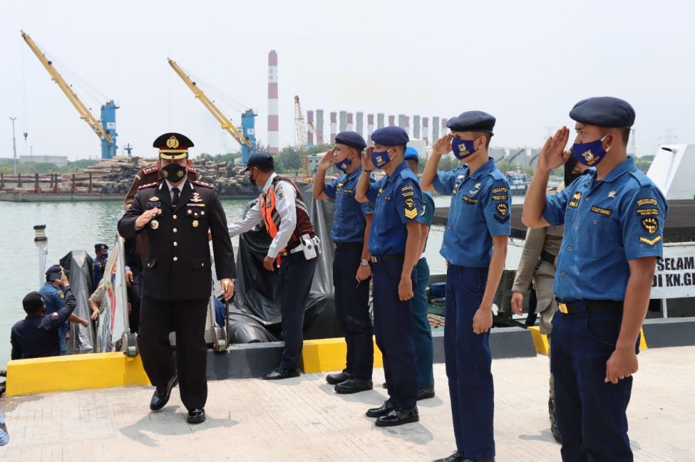 Kapolres Gresik AKBP Mochamad Nur Azis saat naik di atas kapal bersama Bupati dan Wabup Gresik
