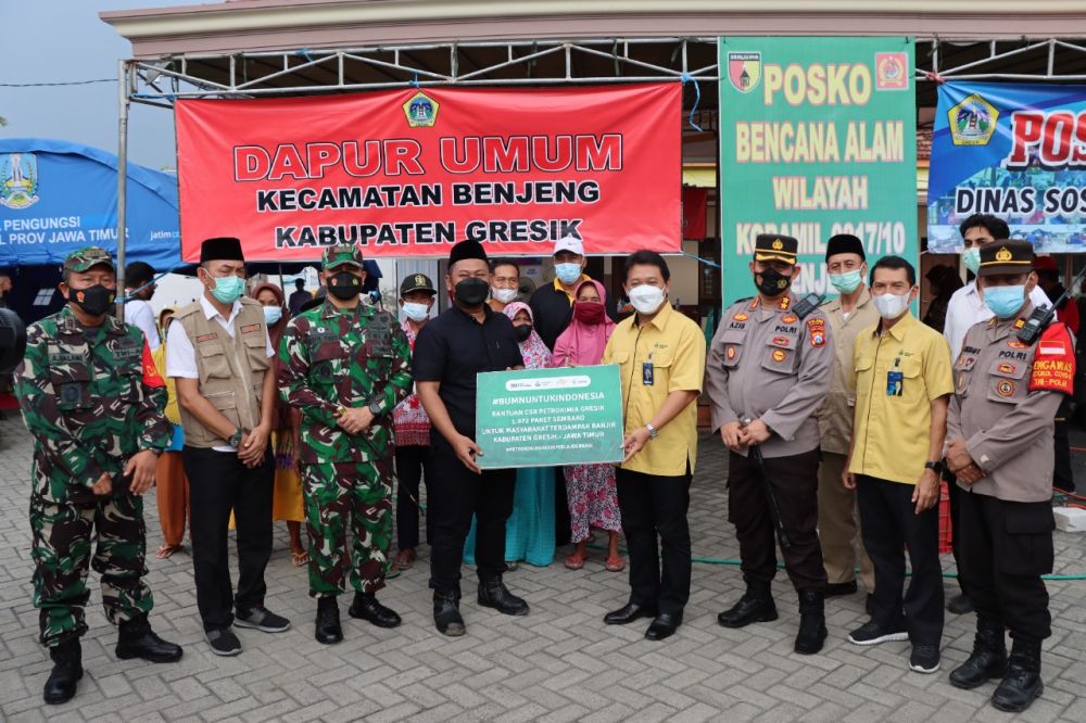 Kapolres Gresik AKBP Mochamad Nur Azis saat memberikan bantuan bersama PT Petrokimia Gresik