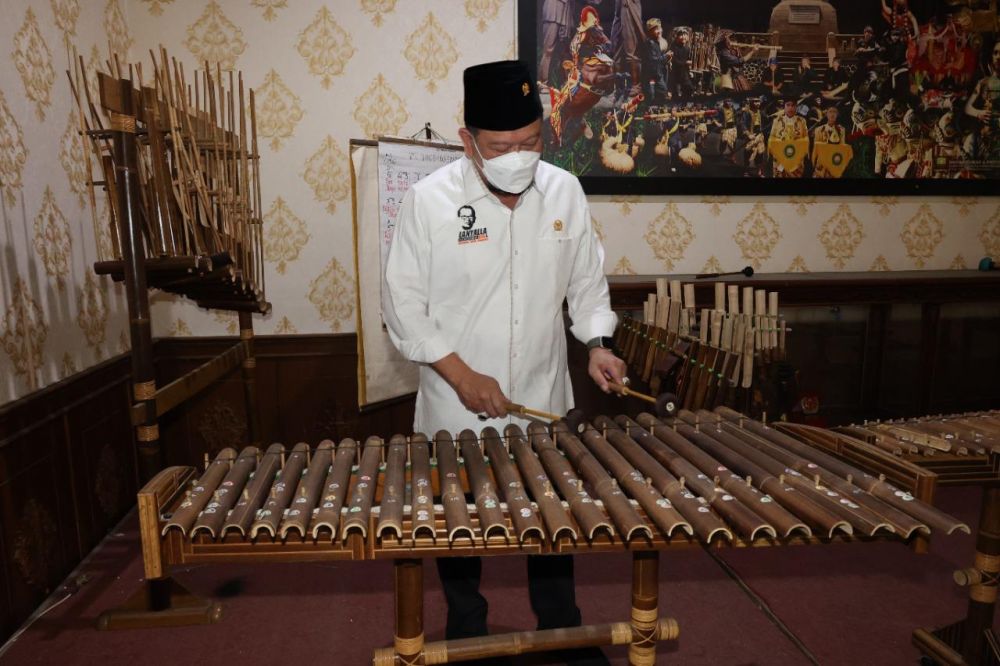 Ketua DPD RI sedang bermain angklung saat mengunjungi lantai 1 command center Kabupaten Sumedang