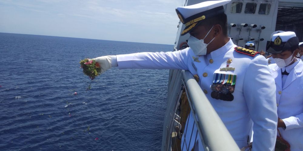 Danpusdikpel Kodikopsla Kodiklatal Kolonel Laut (P) Andike Sry Mutia saat Tabur Bunga