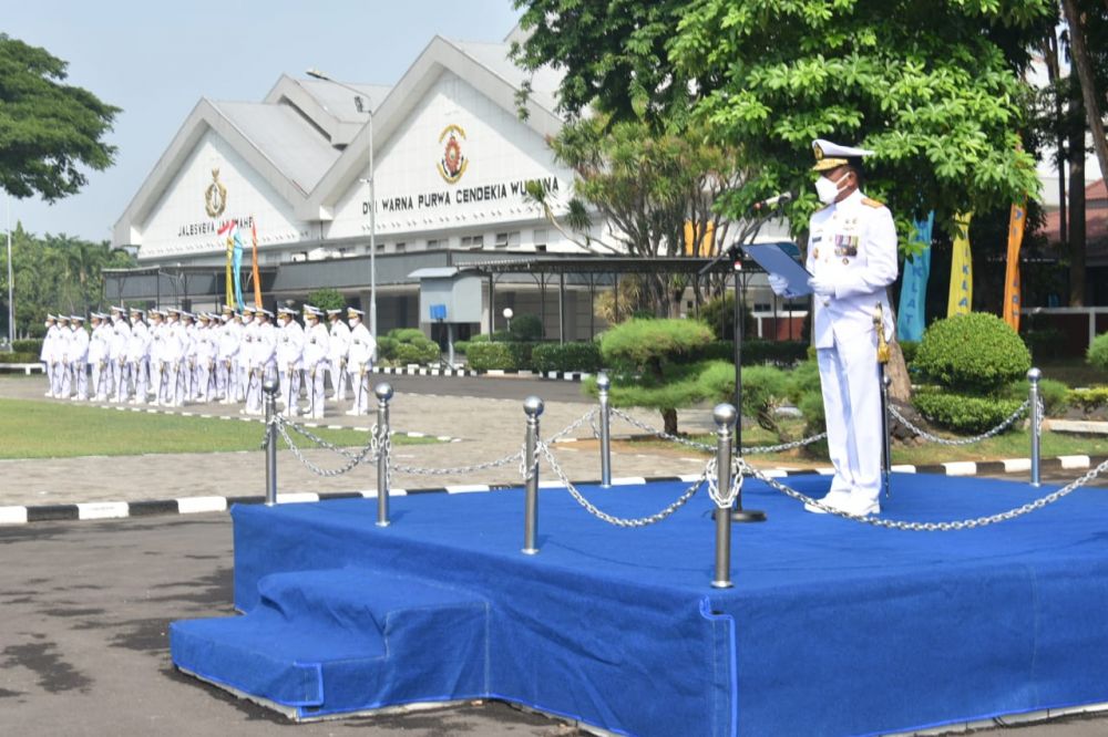 Dankodiklatal Laksamana Madya TNI Nurhidayat saat pimpin upacara Hari Pahlawan