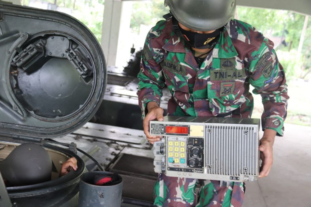 Latihan perbaikan alkom radio VHF dari tank batalyon A Pasar TNI AL