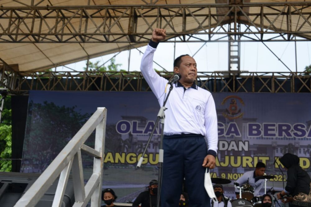 Dankodiklatal Laksamana Madya TNI Nurhidayat saat gelar olahraga bersama prajurit