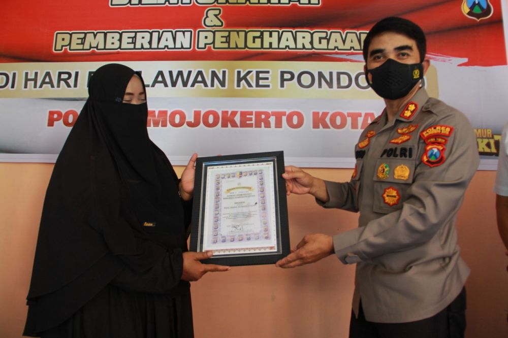 Kapolres Mojokerto Kota AKBP Rofiq Ripto Himawan saat memberikan penghargaan kepada pengasuh pondok