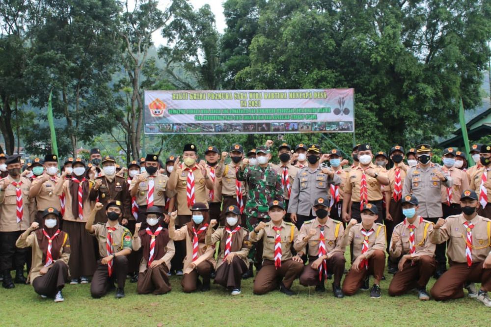 Foto bersama-sama di lapangan Kodim 0610/ Sumedang