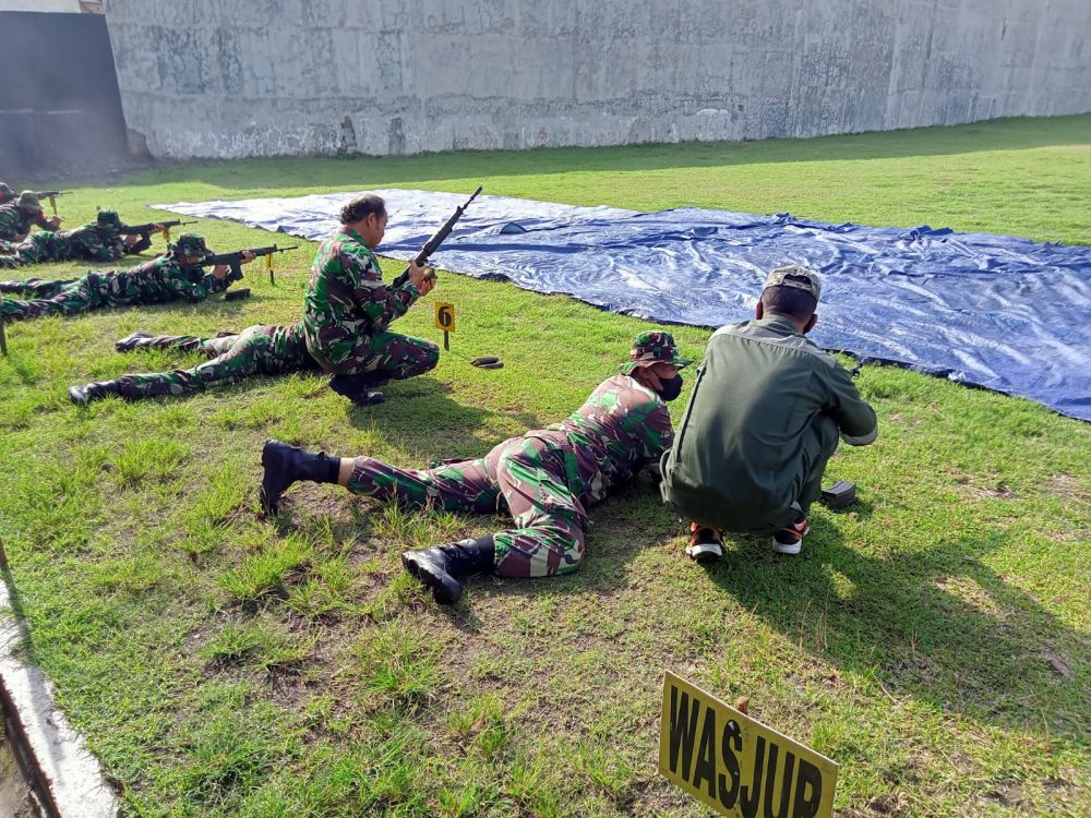 Prajurit Kodim 0830/SU saat latihan menembak