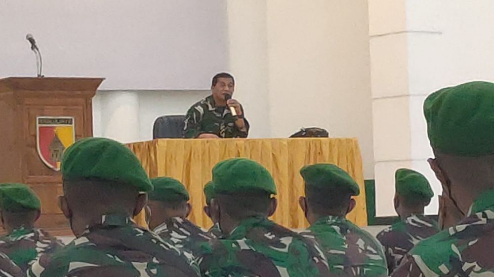 Danrem 084/BJ Brigjen TNI Herman Hidayat Eko Atmojo saat memberikan pembekalan Ba Otsus Papua