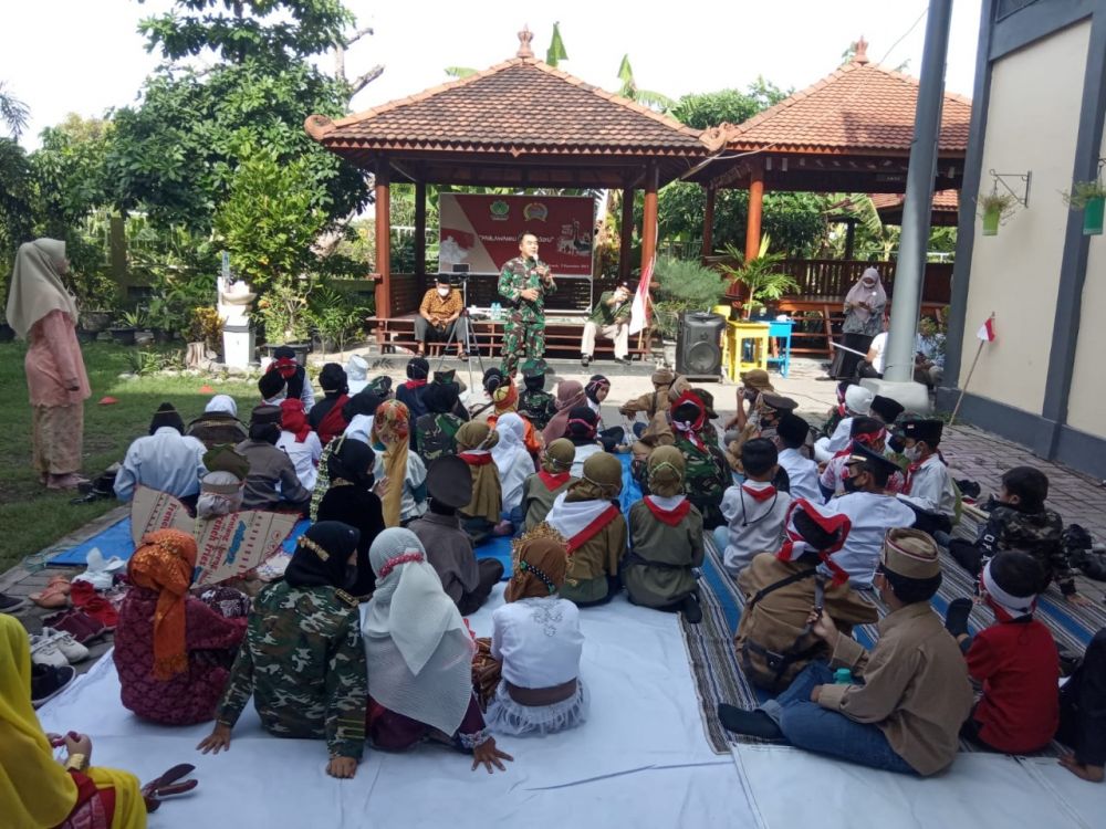 Siswa SD Almadani mendapatkan edukasi menghargai nilai perjuangan