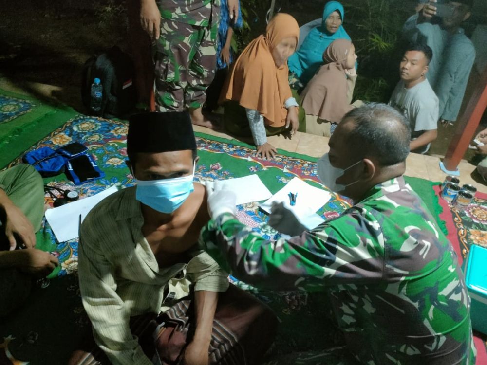 Koramil 0826/08 Palengaan lakukan Vaksin Door to Door lansia