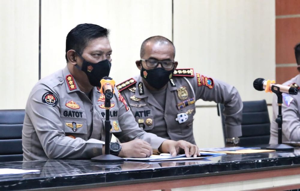 Kabid Humas Polda Jatim Kombes Pol Gatot Repli Handoko dan Dirlantas Polda Jatim Kombes Pol Latif saat release kasus Vanessa Angel