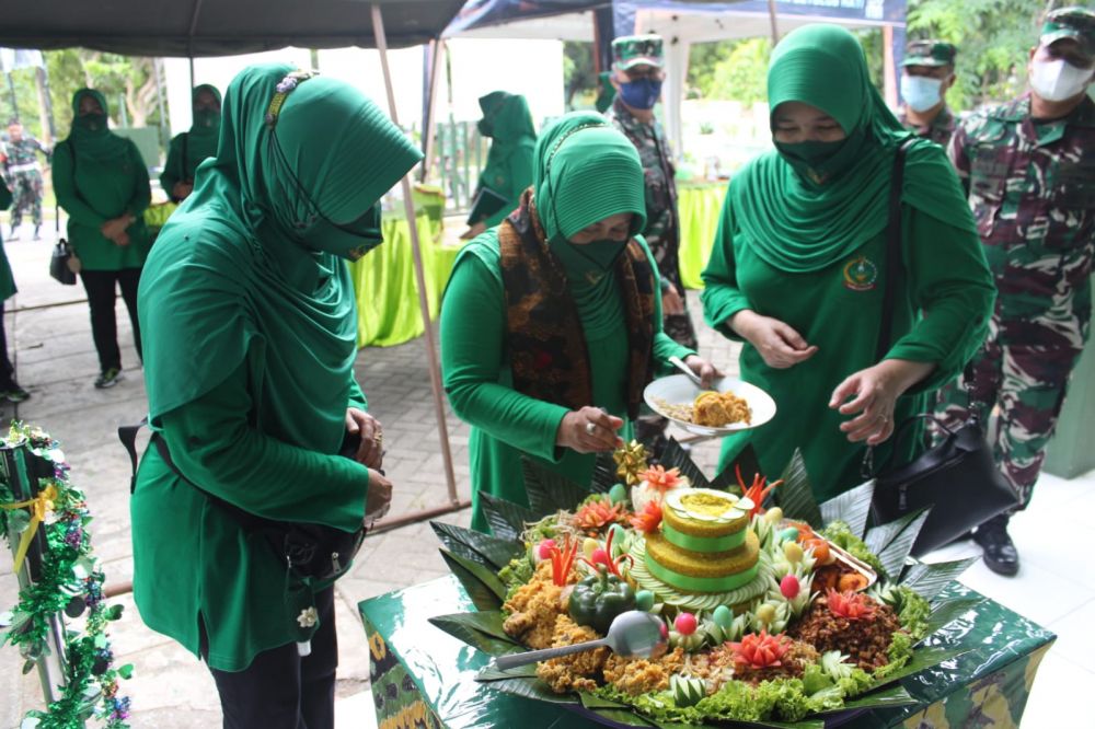 Pemotongan tumpeng tanda peresmian Posbindu di Kodim 0826 Pamekasan