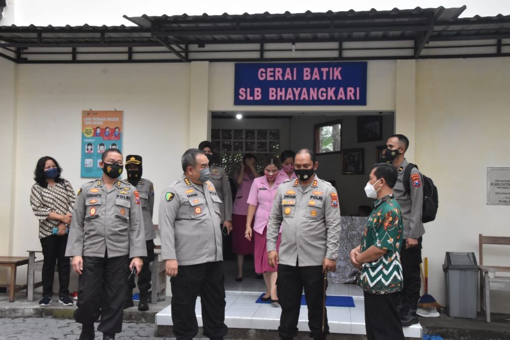 Kabiddokkes Polda Jatim Kombes Pol dr. H. Erwinn Zainul Hakim dampingi Kapolres Trenggalek AKBP Dwiasi Wiyatputera