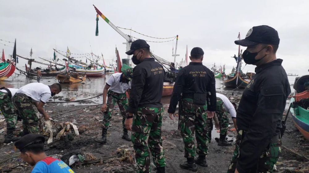 Satgas Lattek layar gabungan Wira Jala Yudha XlV saat gelar Baksos