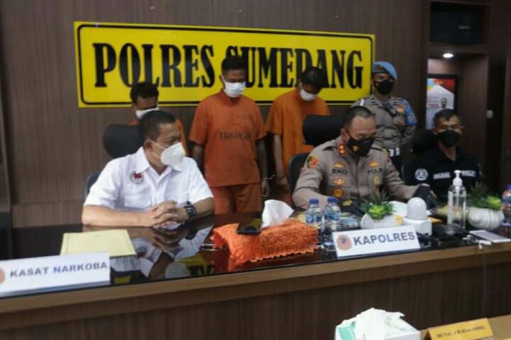 Kapolres Sumedang sedang menggelar konferensi pers