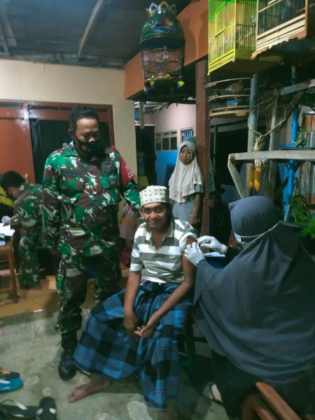 Babinsa Koramil 0826/05 larangan saat lakukan Vaksin Door to Door bersama Nakes