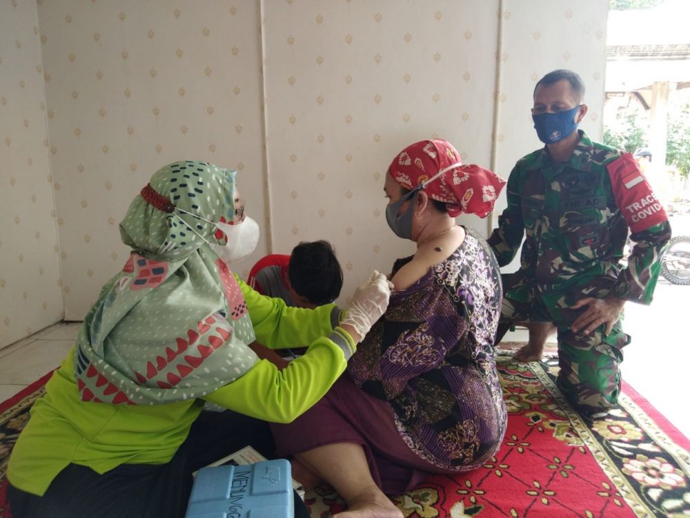 Babinsa Koramil Kedamean bersama Nakes lakukan Vaksin Door to Door dan sosialisasi terkait vaksinasi