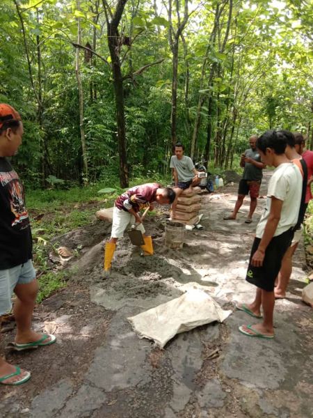 Foto Jalan yang sebagian rusak diperbaiki tanpa adanya bantuan dari pihak manapun, hanya menggunakan uang kas pribadi masing-masing anggota