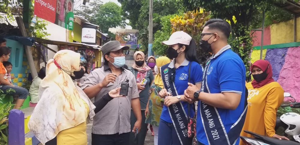 Finalis Kakang Mbak yu saat mengunjungi kampung Tridi