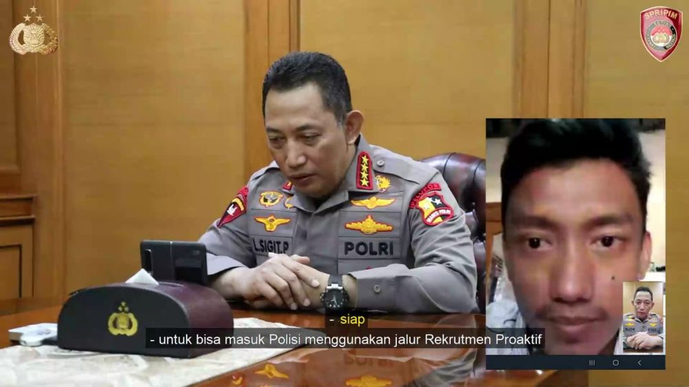 Kapolri Jenderal Polisi Listyo Sigit Prabowo saat video call dengan Teuku Tegar atlet galah peraih medali emas PON XX Papua