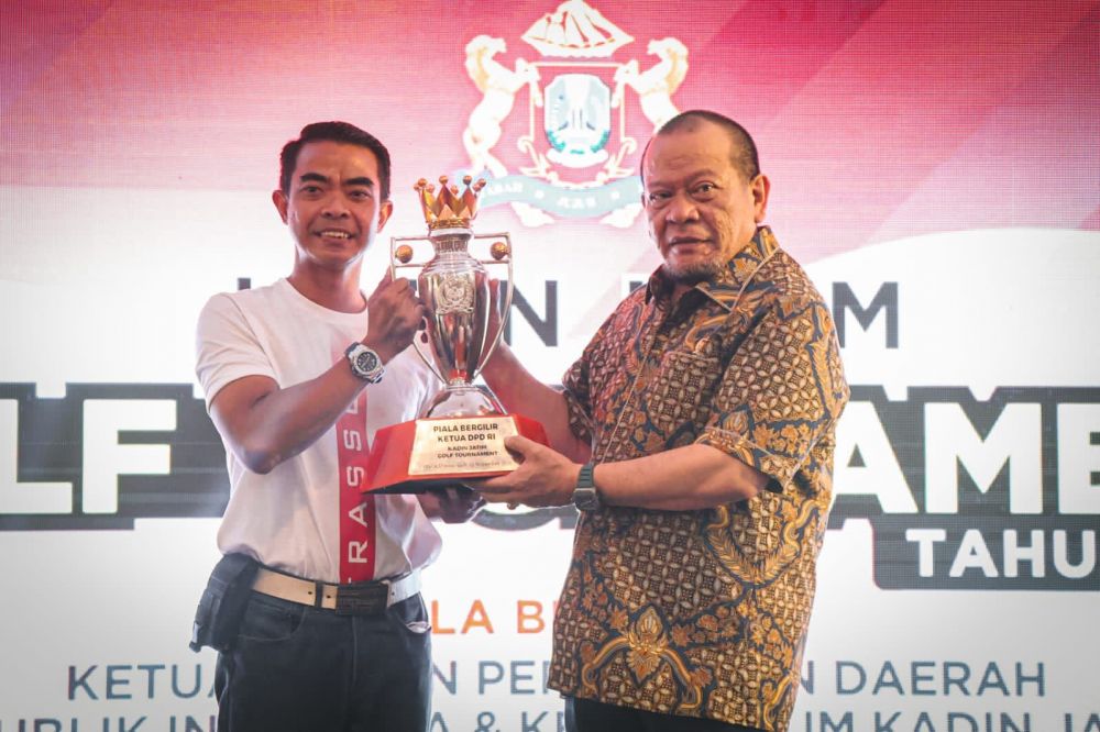 Ketua DPD RI AA LaNyalla Mahmud Mattalitti menyerahkan tropi bergilir ke Recky Basari pengusaha dari Surabaya