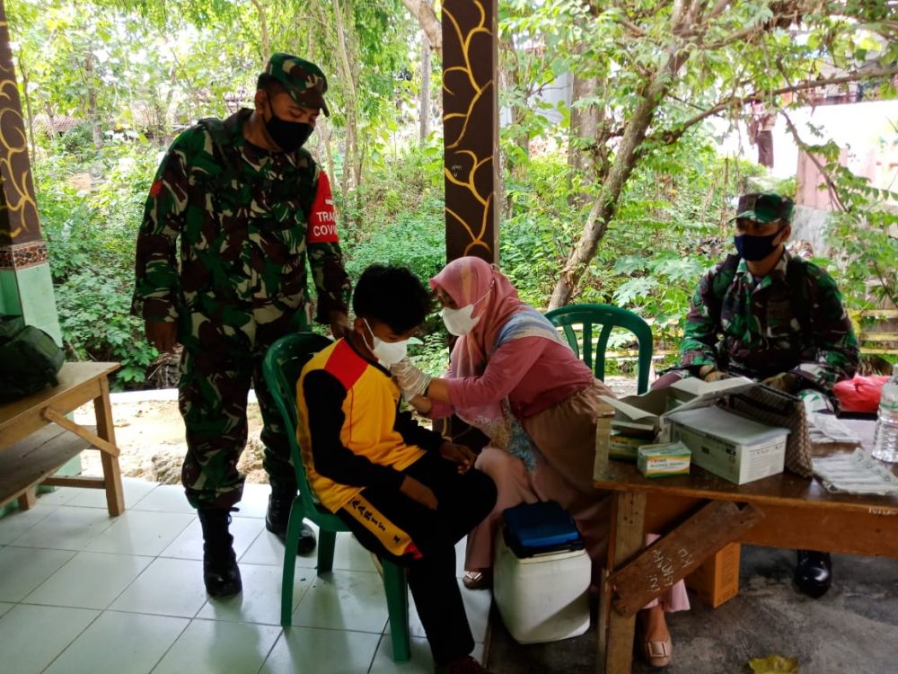 Babinsa Koramil Tlanakan saat dampingi siswa siswi vaksin